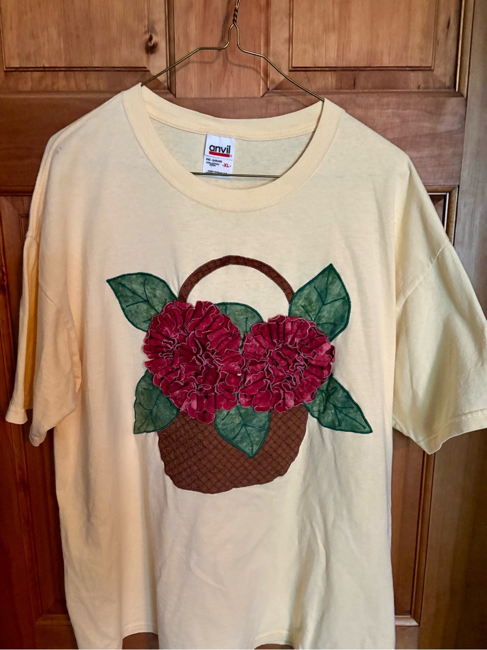 Vintage Anvil  Cream 1980s mom tshirt Tee with Red Floral Basket Appliqu